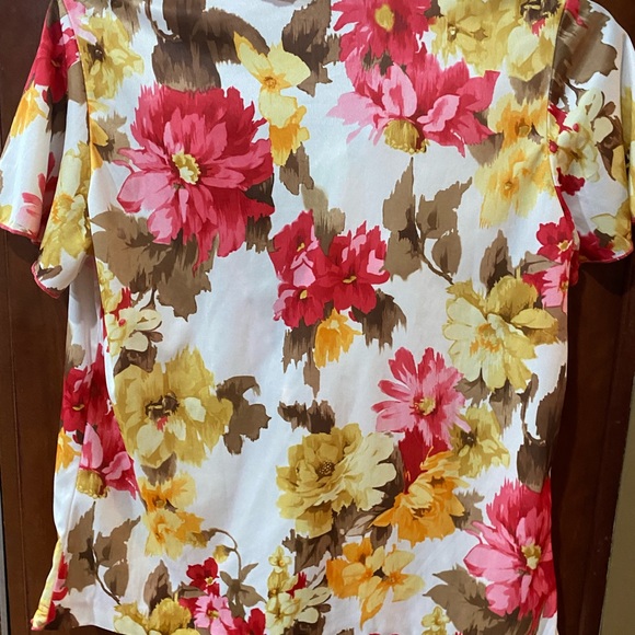 Beautiful blouse - Picture 2 of 3